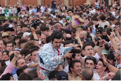 Morante a hombros con Marco Pérez Salamanca.jpg