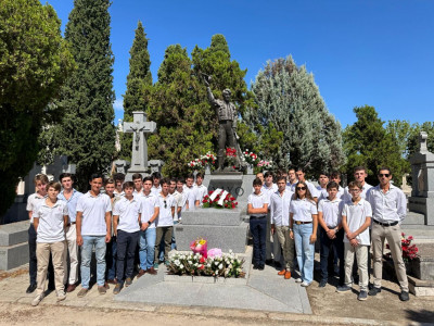 Escuela taurina Madrid visita Monumento funerario a Yiyo.jpeg