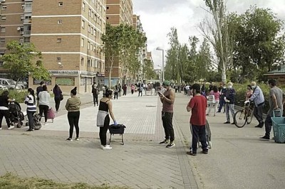 Aluche cola para llegar al banco de alimentos.jpg