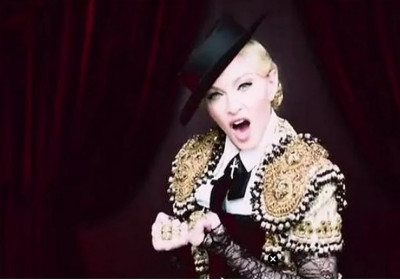 Madona de blanco y negro y adornos en oro.jpg