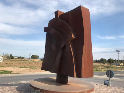 Acero Corten monumento a Adolfo Suárez en Almansa.jpg