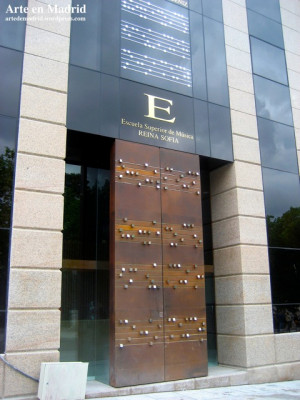 Puerta de la Fundación Albéniz de Sánchez Fernández.jpg