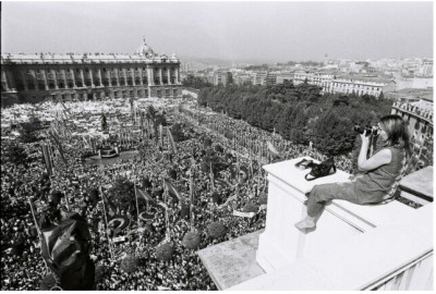 Juana Biarnés en la plaza de Oriente de Madrid.jpg