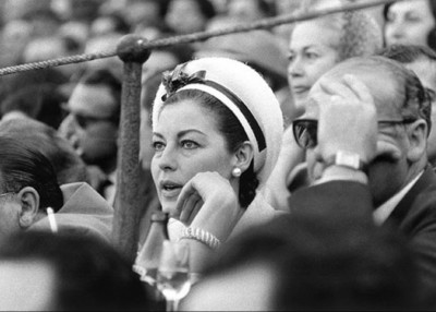 Juana Biarnés Ava Gardner en la plaza de toros La Maestranza. Sevilla, 1964.jpg