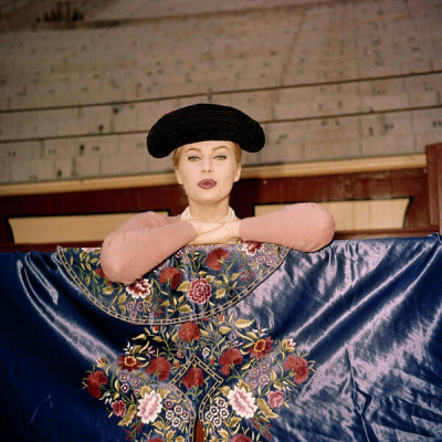 Anita Ekberg de torera con capote de paseo y montera.jpg