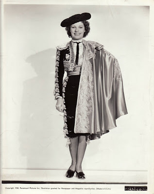 Martha Raye, torera y con su capa.JPG