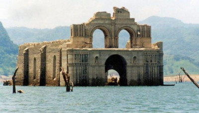 Chiapas templo de Quechula anegado por la presa de Malpaso.jpg