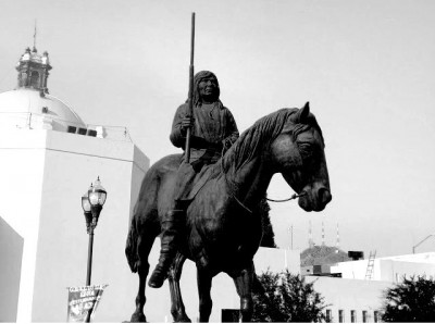 Estatua ecuestre de Victorio indio apache de la tribu Chiricahua en la capital.jpg