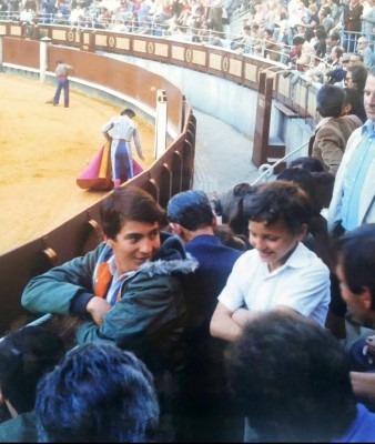 J. P. El Madrileño ‏ @jpgelmadri70 con Yiyo en la plaza.jpg