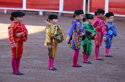 dia de la mujer niñas toreras.jpg