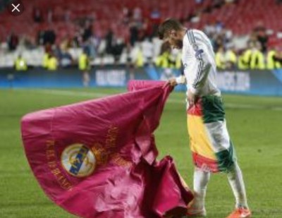 Sergio Ramos dando un pase no se sabe si es la XIII.jpg