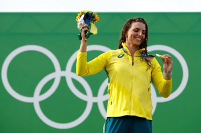 Jessica Fox medallista doble repara kayak preservativo.jpg