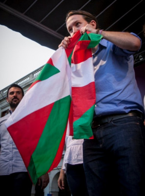 Pablo Iglesias Ikurriña.jpg