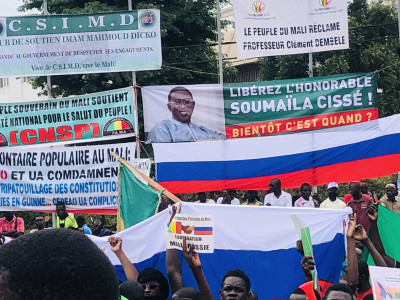 Mali banderas rusas.jpg