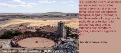 Atienza plaza de toros iglesia Frase Luis Martín Santos.jpg