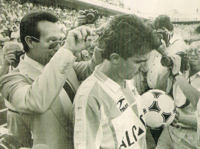 Curro Romero corta la coleta a Juan Gómez Juanito(1).jpg