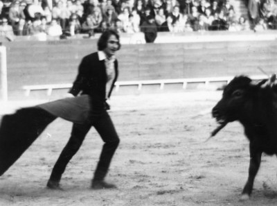 16 abr Nino Bravo torea un becerro Valencia Festival.jpg