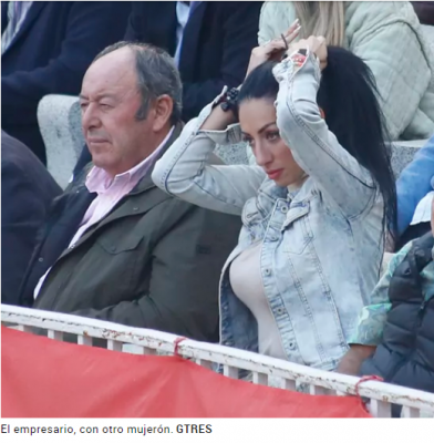 Rodríguez el Chatarrero Una mujer de blanco.png