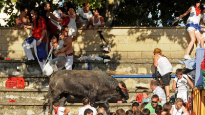 Queseo en el graderío con el cuerno herido.jpeg