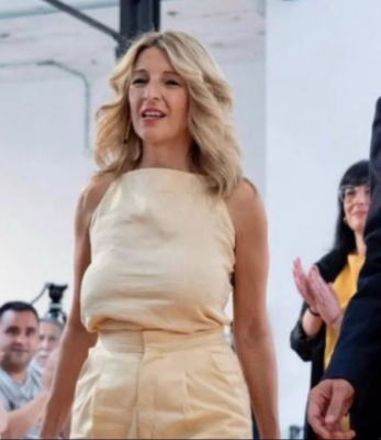 Yolanda Díaz pantalón sobre ombligo alto.png