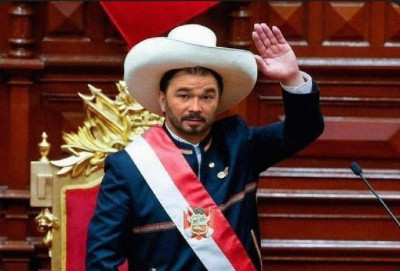 Gabriel Rufián sombrero luminario.jpeg