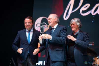 Pedro Piqueras premiado por la empresa.jpg