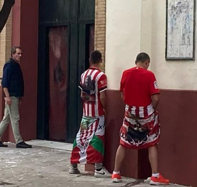 Aficionados Athletic orinan puerta iglesia.jpeg