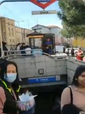 Reparto mascarillas metro madrid 10 de marzo.JPG