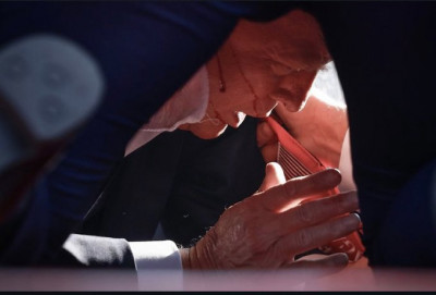 Trump protegido en el suelo por sus guardaespaldas.jpeg