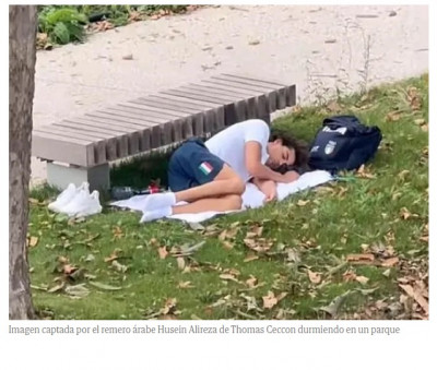 Thomas Ceccon duerme en un parque de París Oro olímpico.jpg