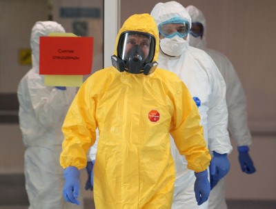 Putin visita un hospital protegido con un traje amarillo 25 marzo.jpg