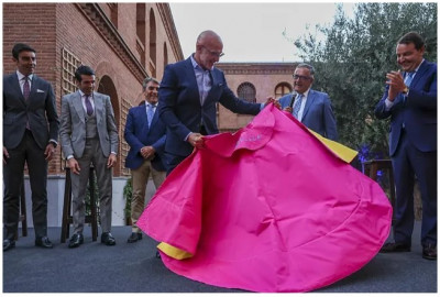 Luis de la Fuente con la capa.jpg