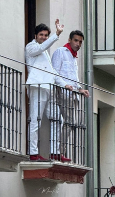 Morante en el balcón de Pamplona.jpg