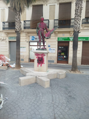 Enrique Ponce estatua Chiva.jpg