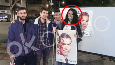 santa santaolalla pegando carteles PSOE.jpg
