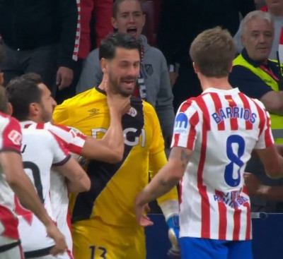 kike del At. Madrid agrede al portero del Rayo Batalla.jpg