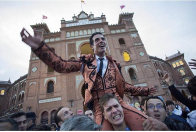Puerta grande en Las Ventas 2015.jpg