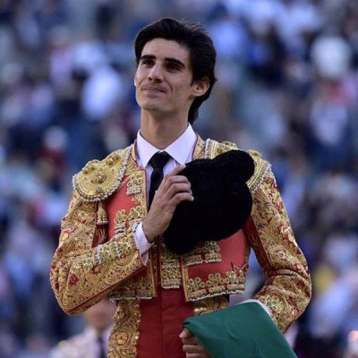 Víctor Barrio montera en mano.jpg