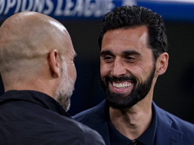 Arbeloa sonríe a Guardiola.jpg