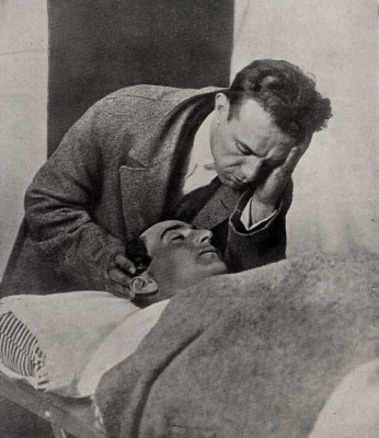 Padre Campúa Ignacio Sánchez-Mejías junto al cuerpo de Joselito Foto Campúa.jpg