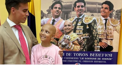 Maria Caamaño rodeada de toreros.jpg