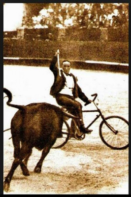 Picador en bicicleta en la plaza de Bilbao.jpg