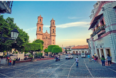 Centro histórico de Taxco con la Iglesia de Santa Prisca.jpg