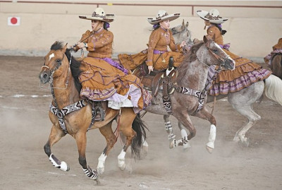 Charreada en Acapulco con mujeres jinetes.jpg
