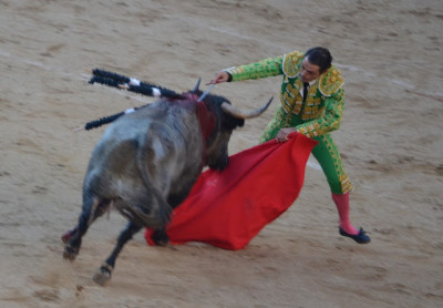 Sánchez Vara y Cazarata Foto mítica, entrando a matar.JPG