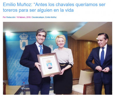 Emilio Muñoz recoge un reconocimiento en Roquetas de Mar.jpg
