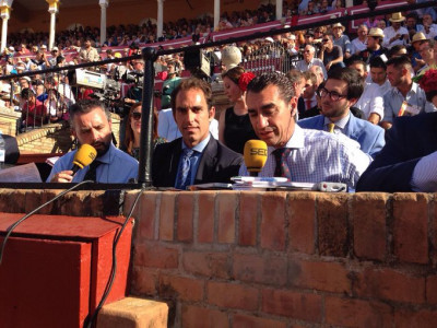 Salvador Cortés comenta la de Victorino en la feria de Abril 2015.jpg