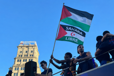 Lamine Yamal bandera de Palestina y bandera del Sahara.png