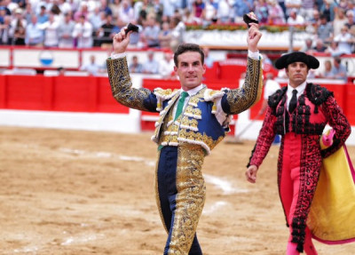 Fernando Adrián dos orejas en Santander.jpg