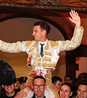 Fernando Adrián, a hombros de la plaza.jpg